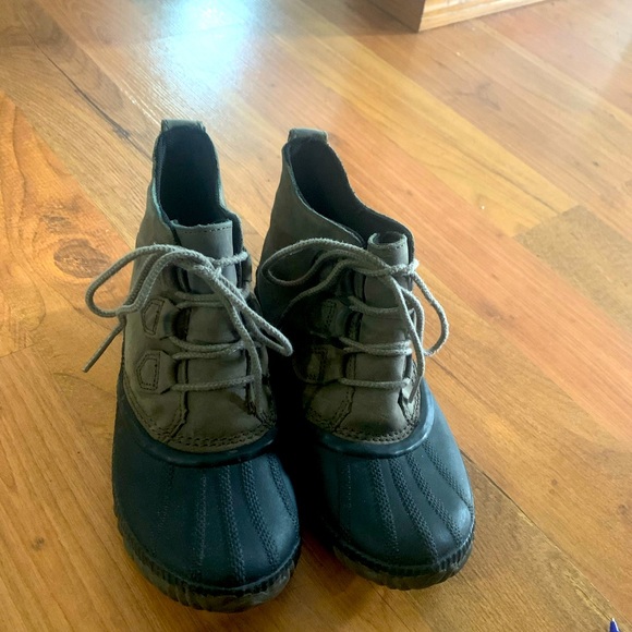 Sorel rain boots - olive green size 7 - Picture 2 of 4